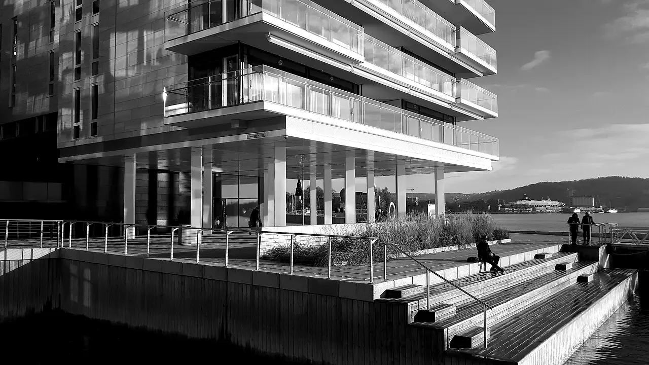 Moderne boligbygg ved sjøen på Tjuvholmen